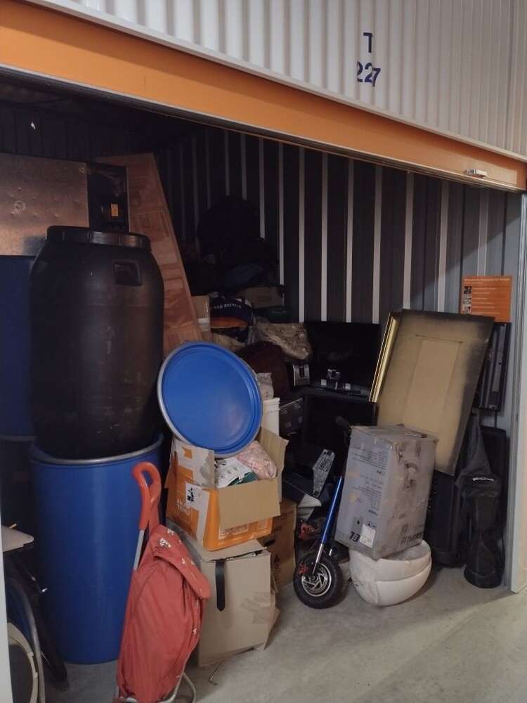 Kennards Self Storage Guildford Storage auction IB-5004