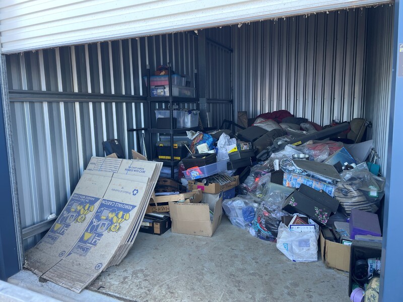 istore Storage Storage Unit auction IB-8075