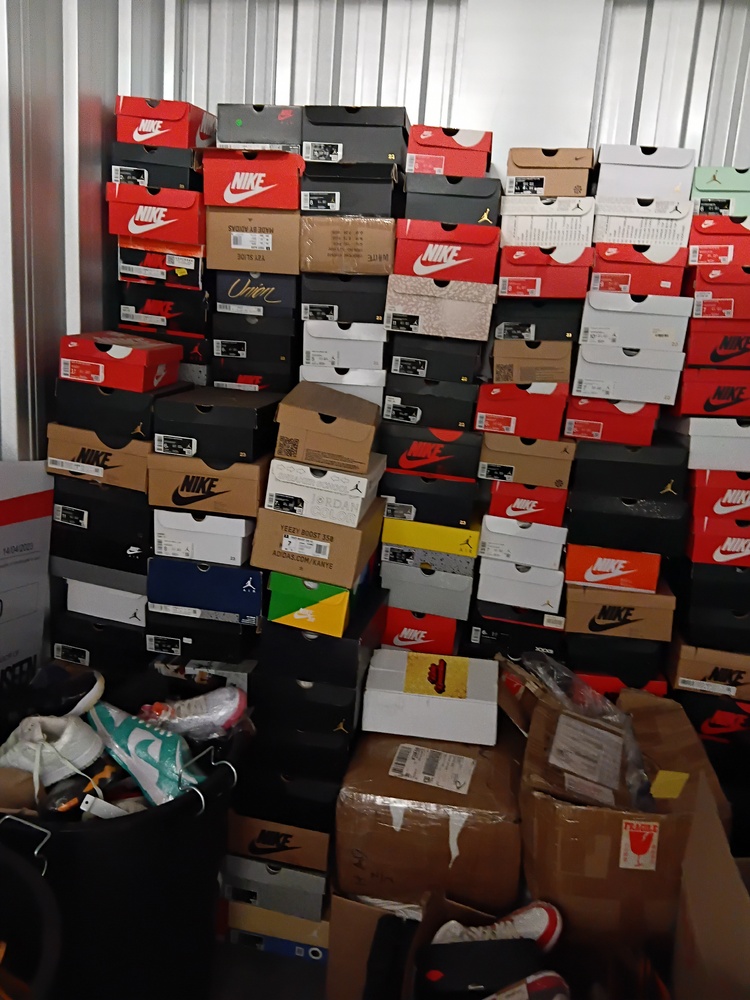 Roomia Self Storage Sunshine Storage auction IB-4084