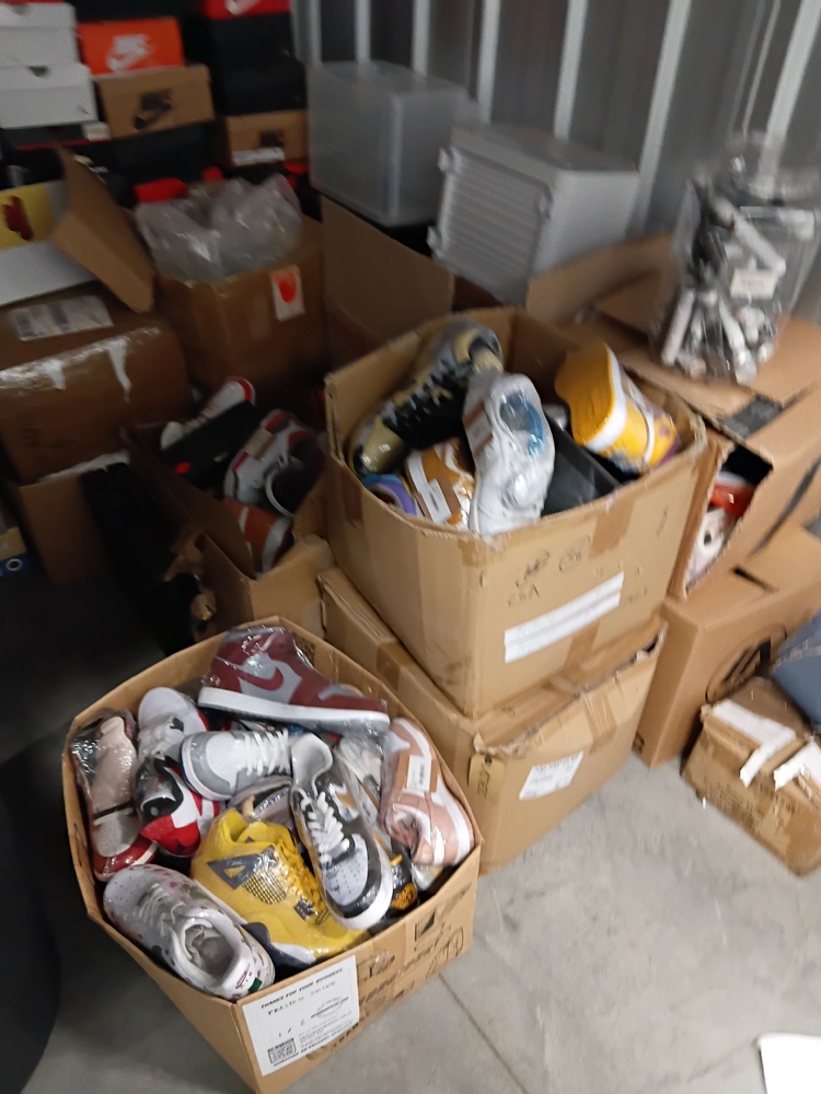 Roomia Self Storage Sunshine Storage Facility Unit auction IB-4084