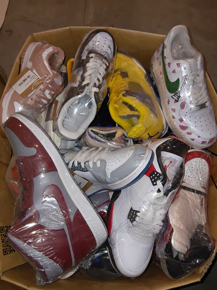 Roomia Self Storage Sunshine Bid on Storage Unit auction IB-4084