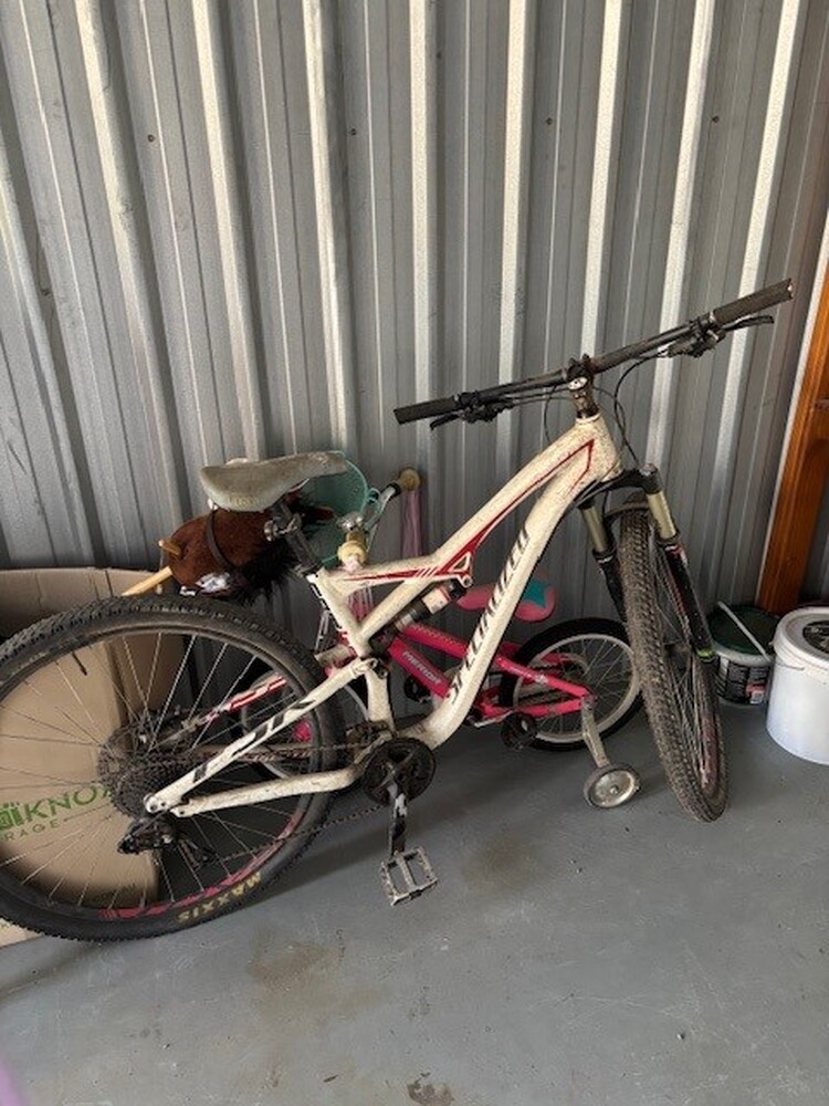 Loxon Storage Burleigh Abandoned Storage centre Auctions auction IB-4387