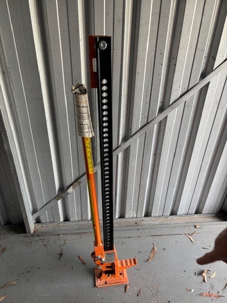 Loxon Storage Burleigh Abandoned Storage garage Auctions auction IB-4387