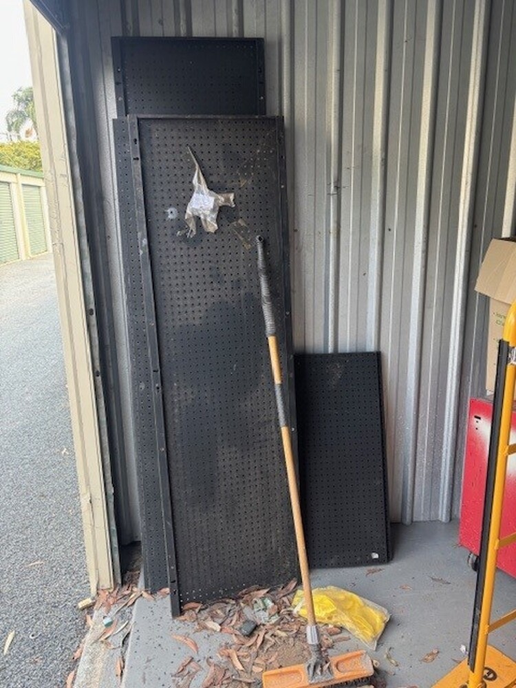 Loxon Storage Burleigh Abandoned Storage garage Auctions auction IB-4387