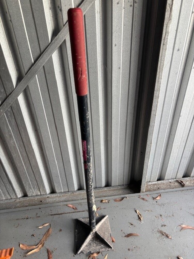 Loxon Storage Burleigh Abandoned Storage Unit Auctions auction IB-4387