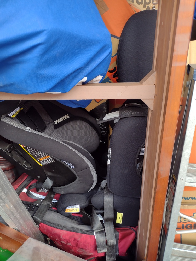 Kennards Self Storage Guildford Abandoned Self Storage Auctions auction IB-6133