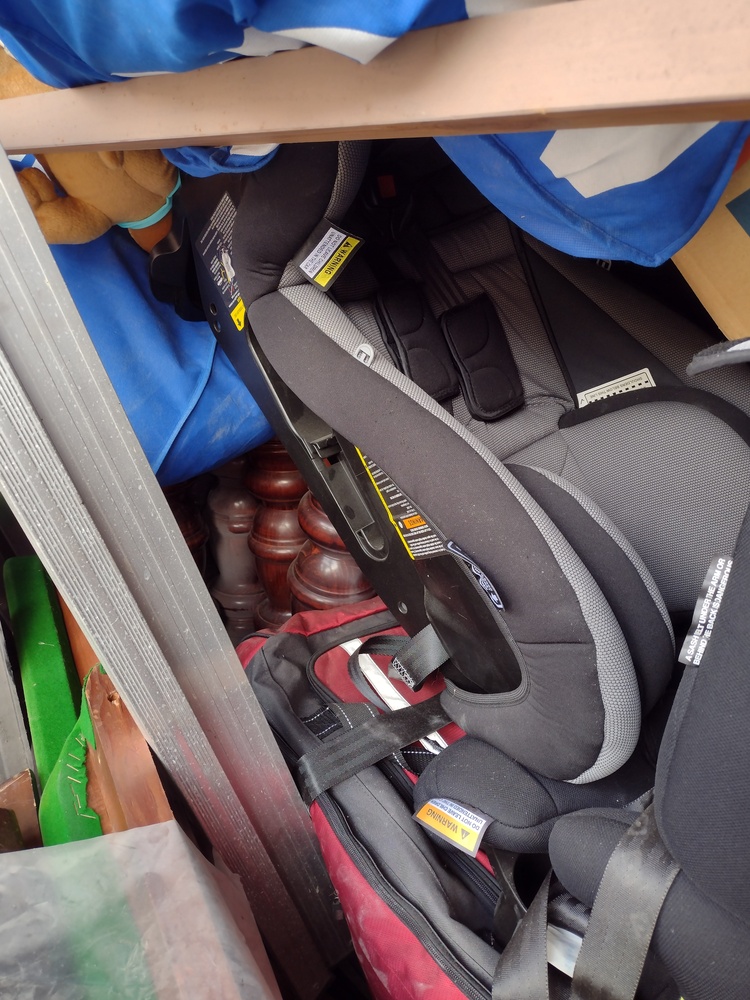 Kennards Self Storage Guildford Abandoned Storage Auctions auction IB-6133