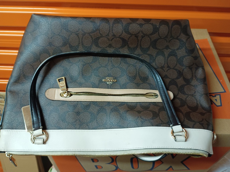 Kennards Self Storage Croydon Park Abandoned Storage Auctions auction IB-6929