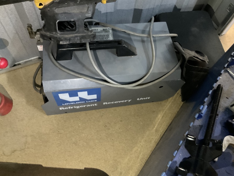 Storage King Ipswich Abandoned Storage garage Auctions auction IB-8678