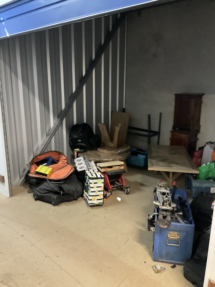 Storage King Ipswich Abandoned Storage Unit Auctions auction IB-8678