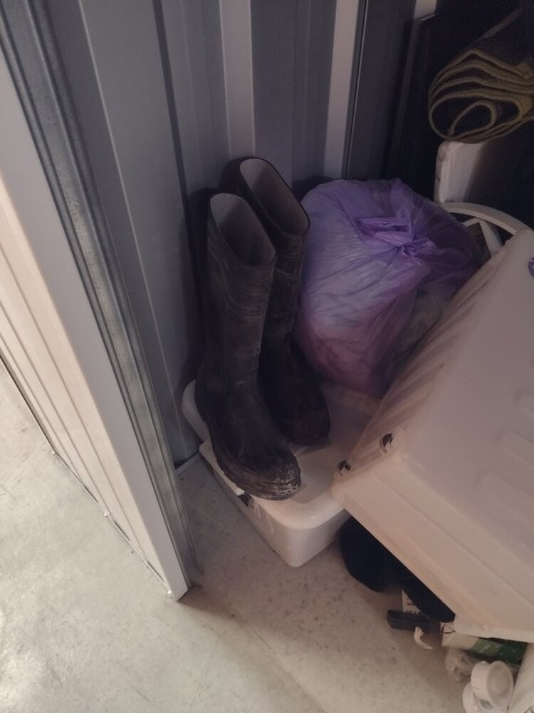 Kennards Self Storage Guildford Bid on Storage Unit auction IB-3543