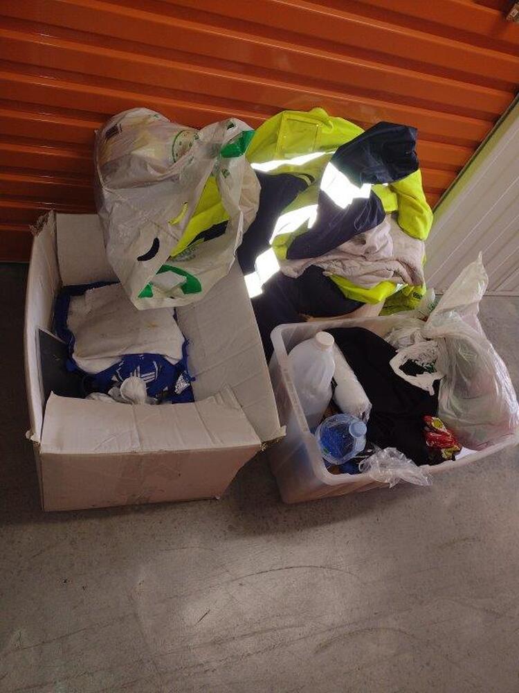 Kennards Self Storage Guildford Abandoned Storage garage Auctions auction IB-3543