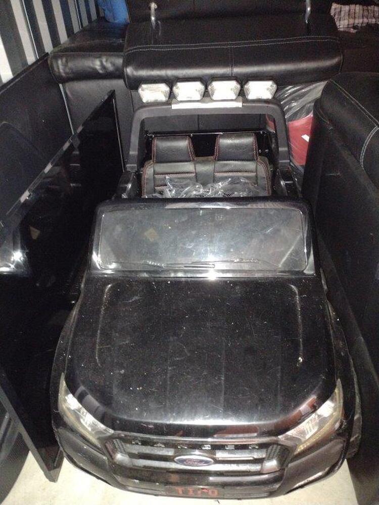 Kennards Self Storage Guildford Abandoned Storage Unit Auctions auction IB-3543