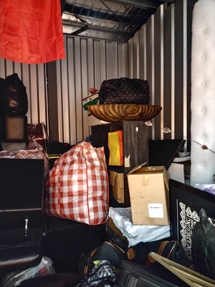 Kennards Self Storage Guildford Storage Unit Auction auction IB-3543