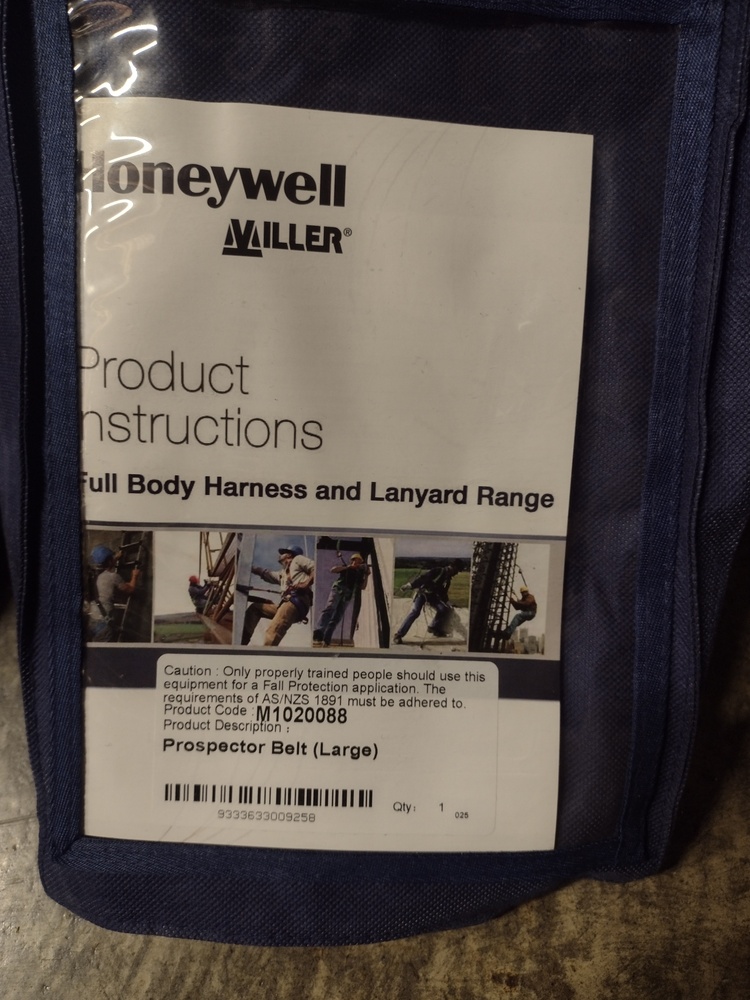 Kennards Self Storage Wollongong Bid on Self Storage Unit auction IB-5187