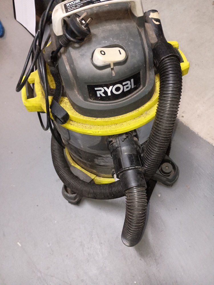 Kennards Self Storage Cardiff Abandoned Storage shed Auctions auction IB-1183