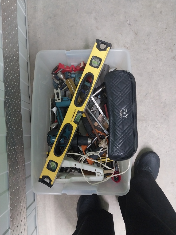 Storage King McGraths Hill Storage Auctions auction IB-9732