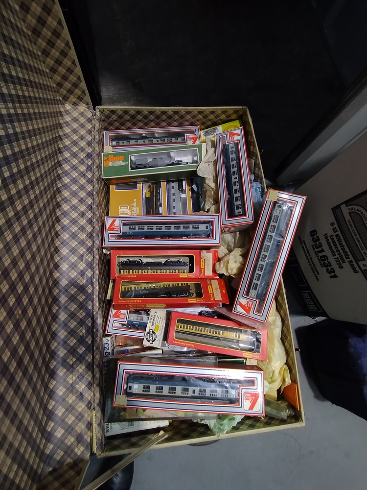 Kennards Self Storage Mile End Abandoned Storage garage Auctions auction IB-2075