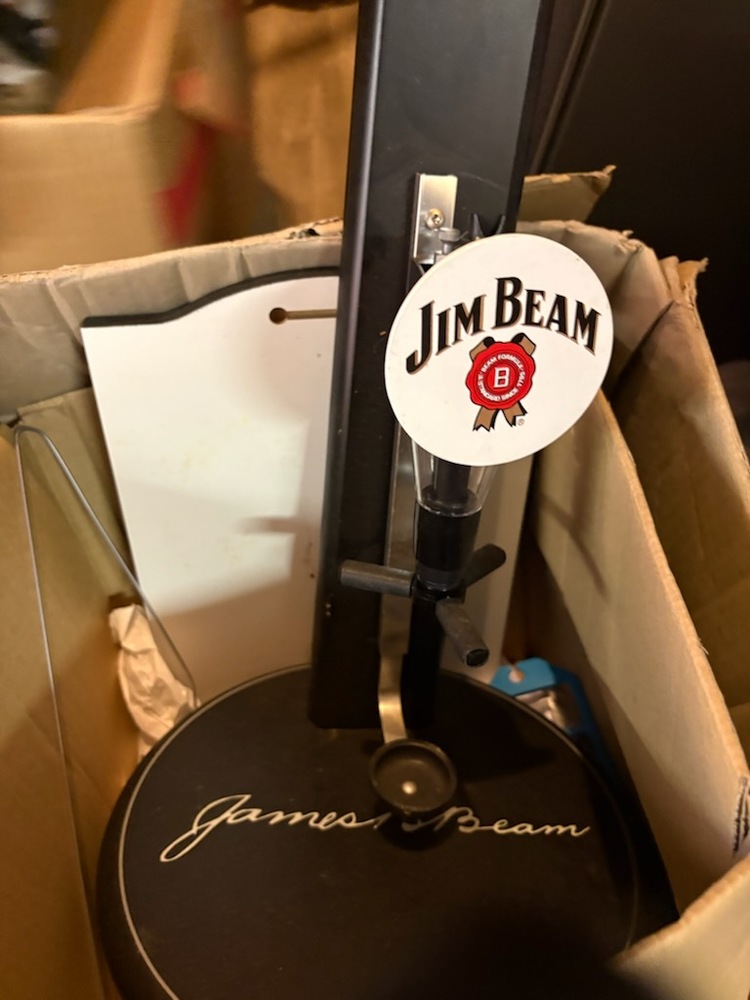 Storage King Kings Park Abandoned Self Storage Auctions auction IB-7003