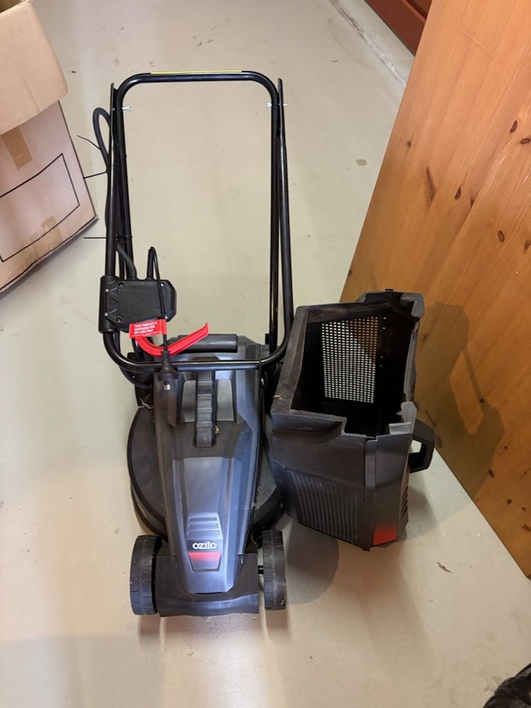 Storage King Kings Park Abandoned Storage Auctions auction IB-7003