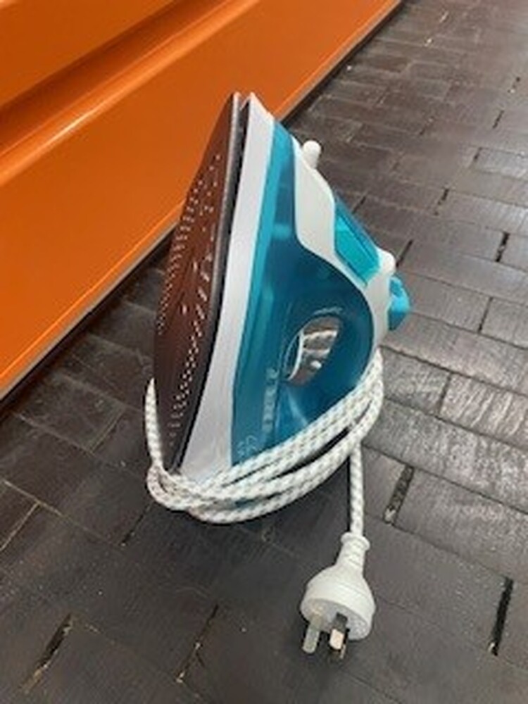 Kennards Self Storage Camperdown Abandoned Storage garage Auctions auction IB-7947