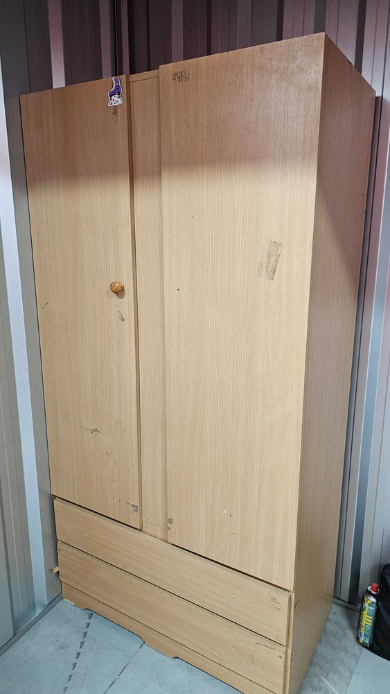 Public Self Storage Hallam Bid on Self Storage Unit auction IB-7008