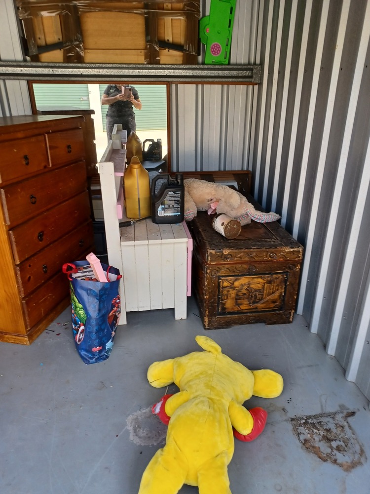 Loxon Storage Gladstone Storage Facility Unit auction IB-1923