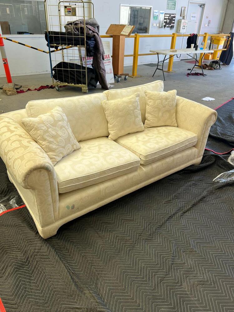 Fragile Removals Melbourne Self Storage Unit auction IB-7509