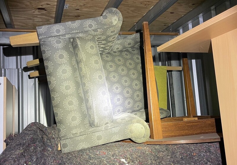 Storage King Hamilton Abandoned Storage shed Auctions auction IB-3043