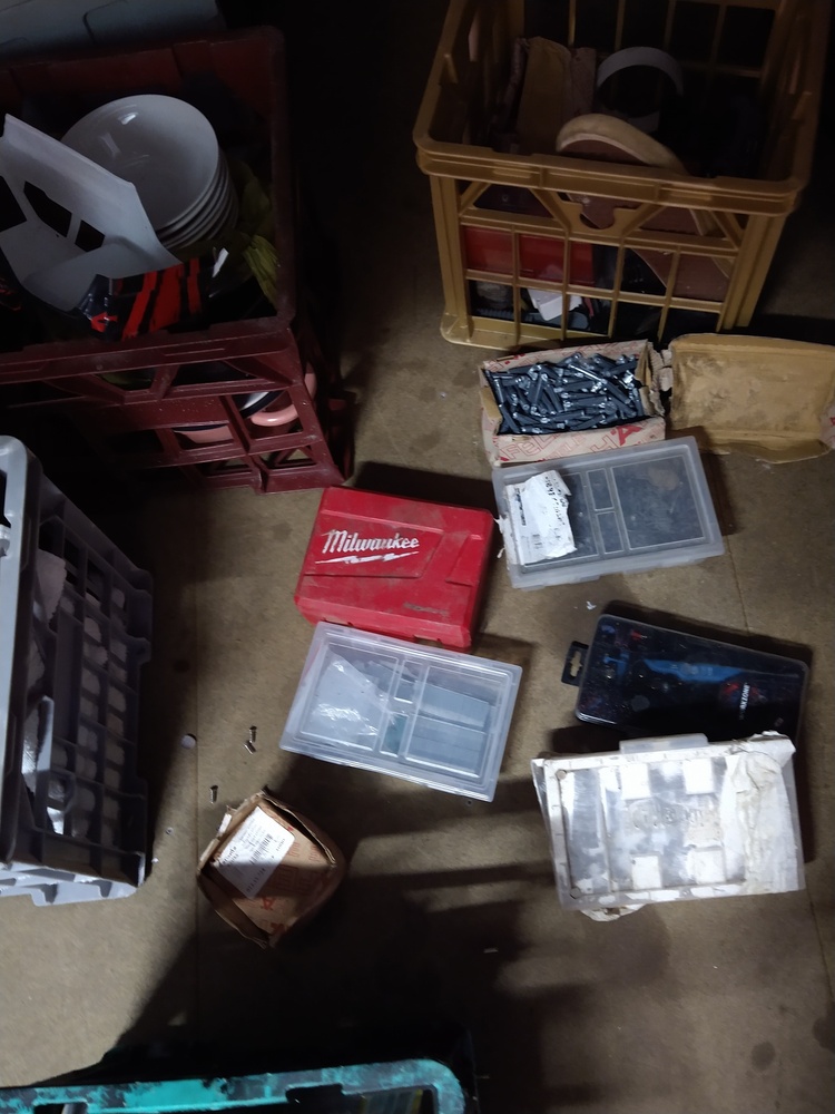 Kennards Self Storage Baringa Abandoned Storage Unit Auctions auction IB-7823