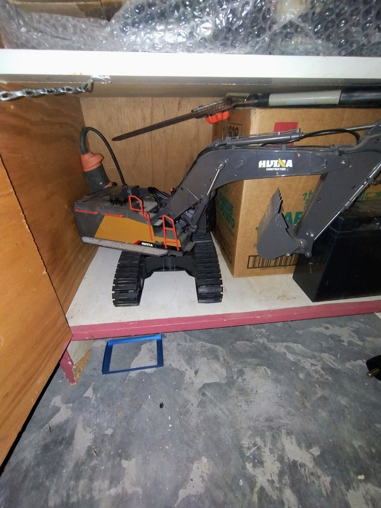 Kennards Self Storage Coorparoo Abandoned Storage centre Auctions auction IB-9592