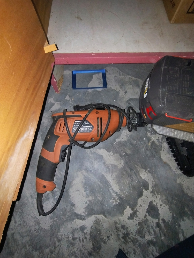 Kennards Self Storage Coorparoo Abandoned Storage garage Auctions auction IB-9592