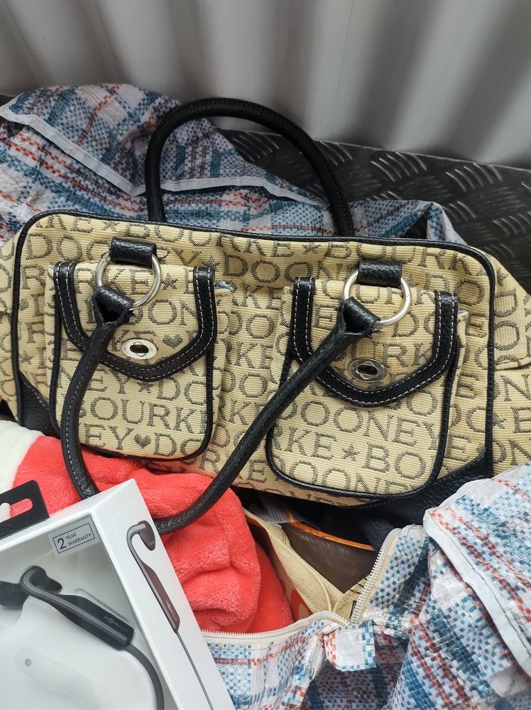 Kennards Self Storage Southport Abandoned Storage Unit Auctions auction IB-6095