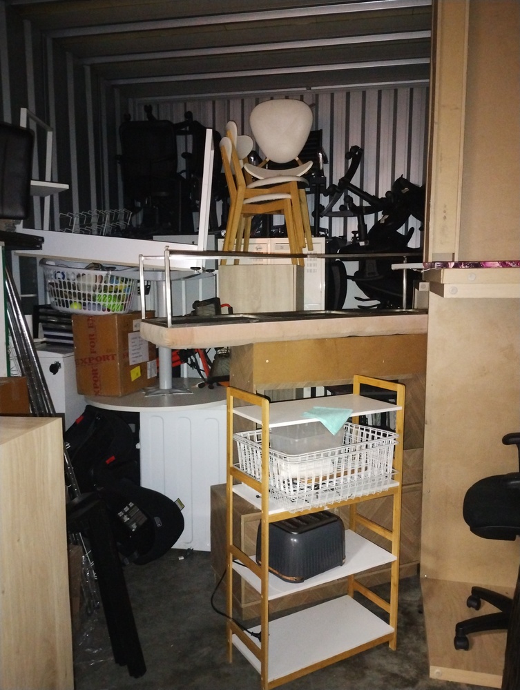 Kennards Self Storage Warrawong Bid on Storage auction IB-8868