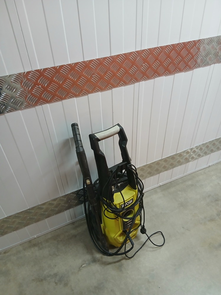 StorHub North Lakes Storage Facility Unit auction IB-6111