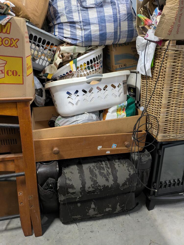 Storage King Brendale Abandoned Storage garage Auctions auction IB-8032