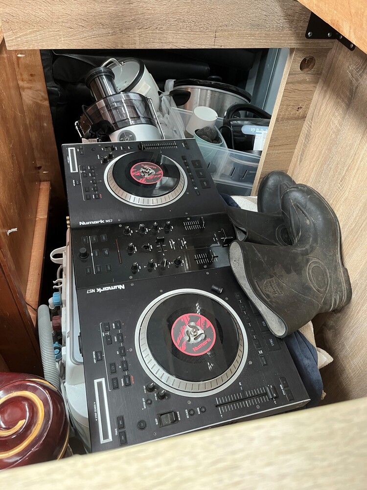 Wilson Storage Knoxfield Bid on Self Storage Unit auction IB-4914