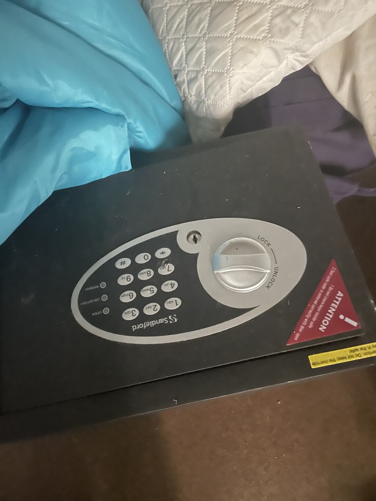 Storage Choice Gladstone Bid on Self Storage Unit auction IB-1501