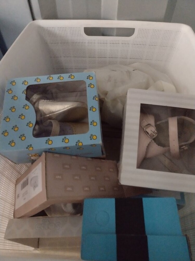 Kennards Self Storage Guildford Bid on Storage auction IB-1340