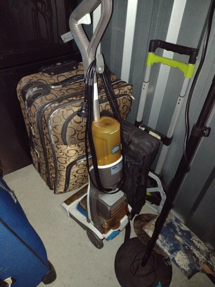 Kennards Self Storage Guildford Abandoned Storage Auctions auction IB-8691