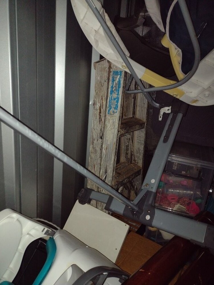 Kennards Self Storage Guildford Abandoned Storage garage Auctions auction IB-8691