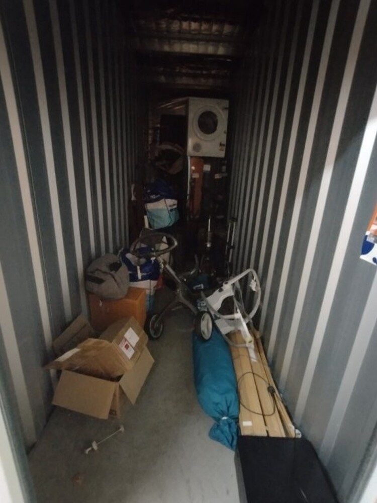 Kennards Self Storage Guildford Abandoned Storage shed Auctions auction IB-8691