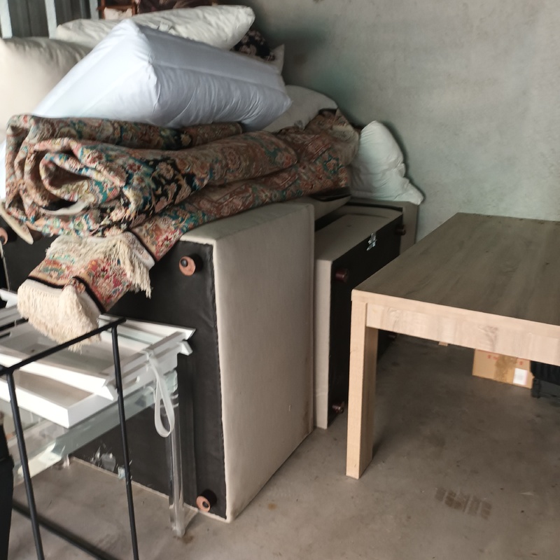 Storage King Everton Hills Abandoned Storage Unit Auctions auction IB-5642