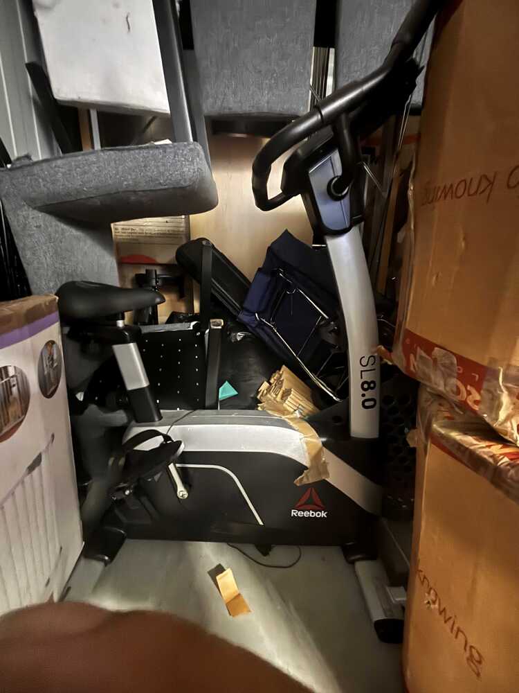 S. Hardy-burns - Private Selle Self Storage Unit auction IB-9581