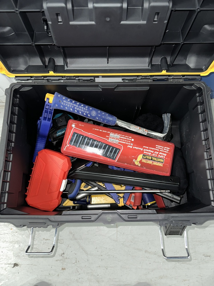 Rent a Space Moore Park Abandoned Self Storage Auctions auction IB-8964