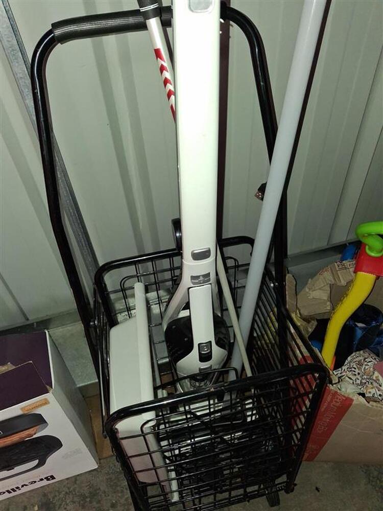 Public Self Storage Braybrook Abandoned Storage Unit Auctions auction IB-4143