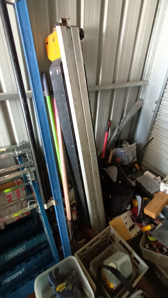 Storage King Delacombe Abandoned Storage garage Auctions auction IB-2357